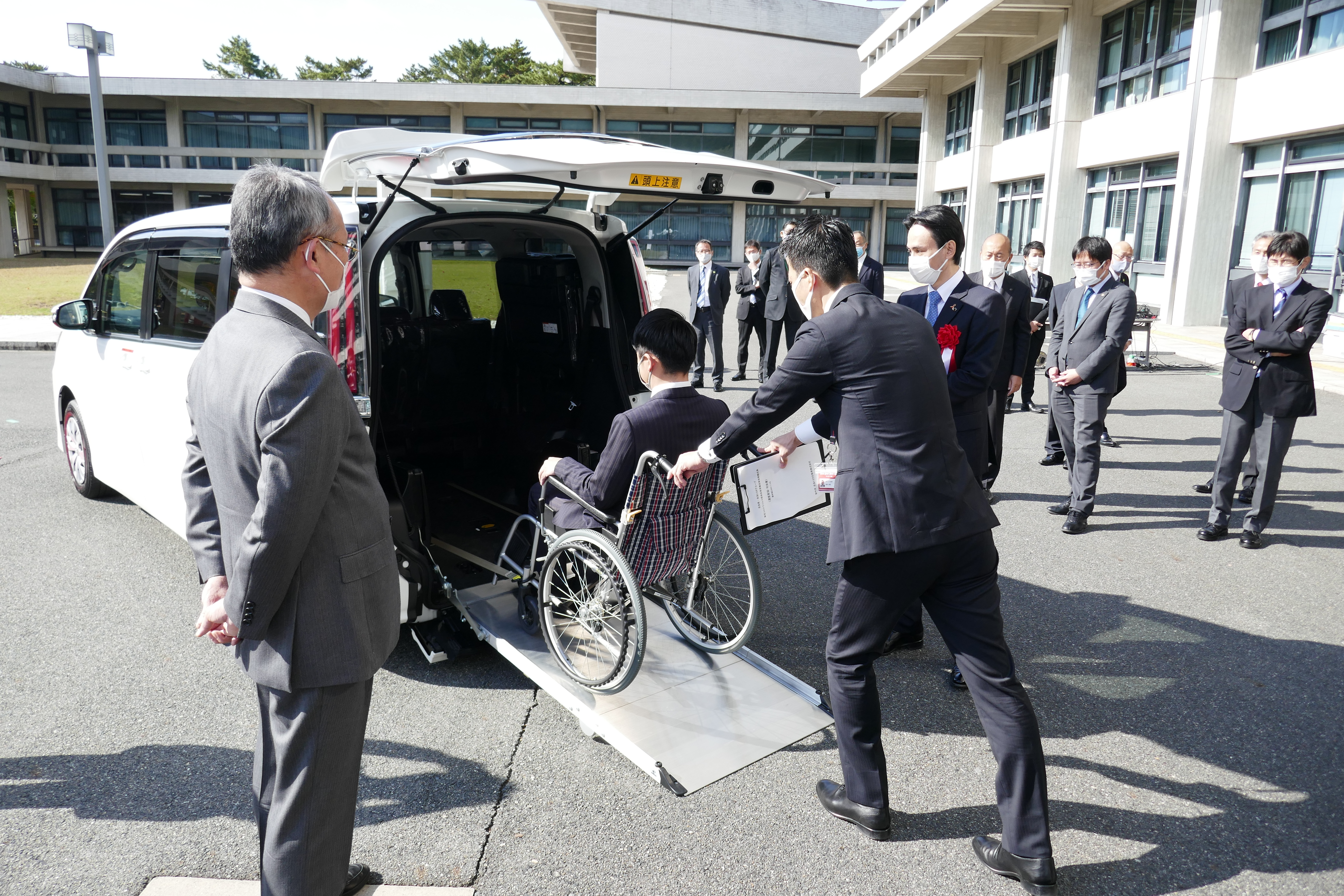 奈良県へ新型コロナウィルス感染症患者搬送車両を寄贈 奈良トヨタ トヨタの新車 中古車 メンテナンス
