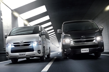 (左):VAN・2WD・2800ディーゼル・標準ボディ・スーパーGL