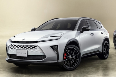 （左）：特別仕様車 ESTATE RS “THE 70th” （ベース車両はESTATE RS）