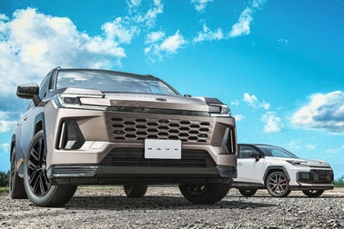 （左）：Z（プラグインハイブリッド）