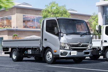 左）ワイドキャブ・2WD・ロングデッキ・フルジャストロー・2.0トン積