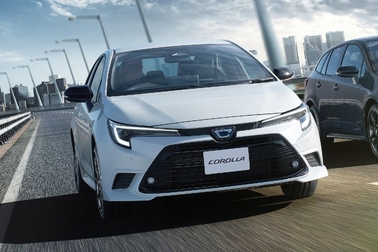 （左）：カローラ 特別仕様車 ACTIVE SPORT（2WD）
